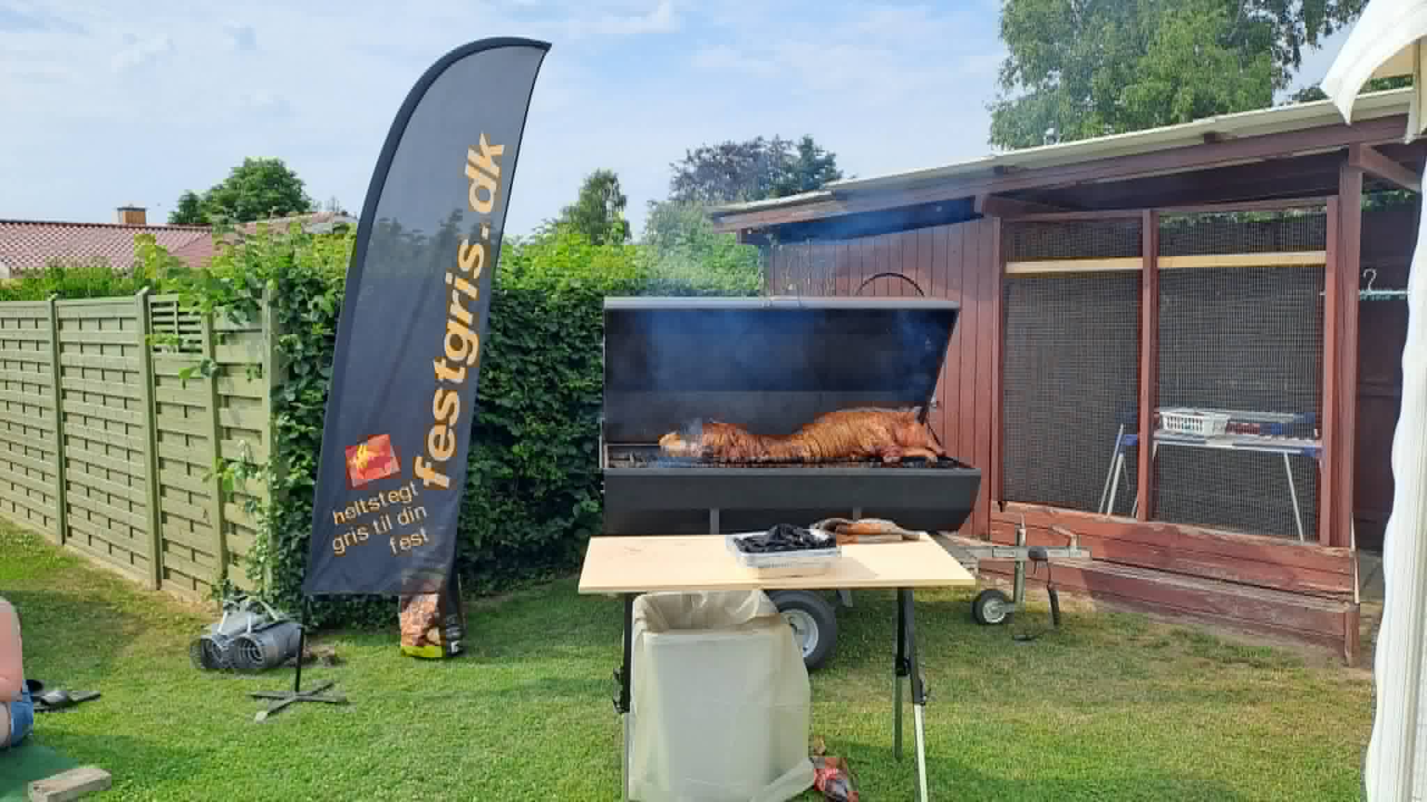 Festgris.dk beachflag ved den rygende grill