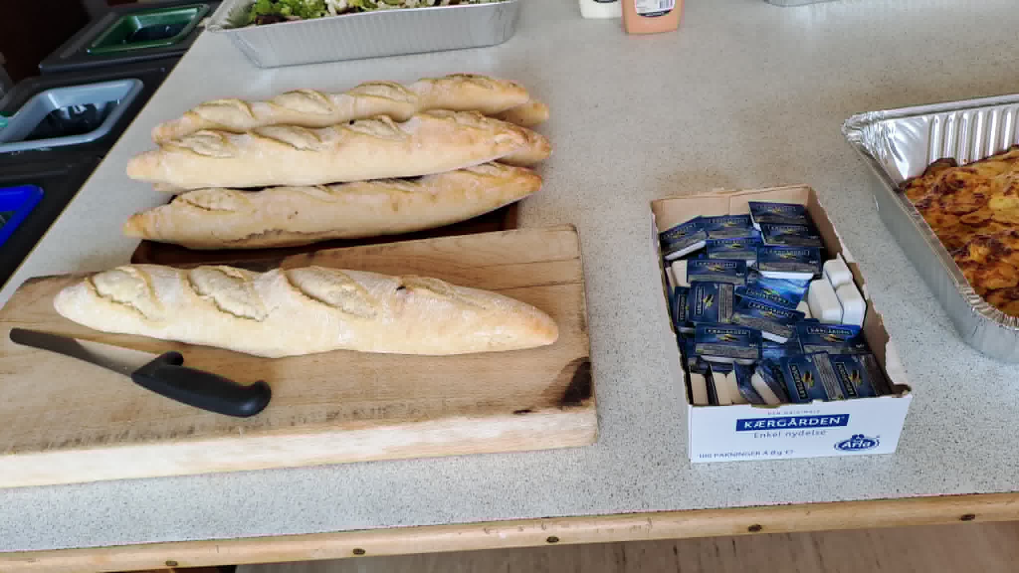 Flutes og smør klar til buffeten