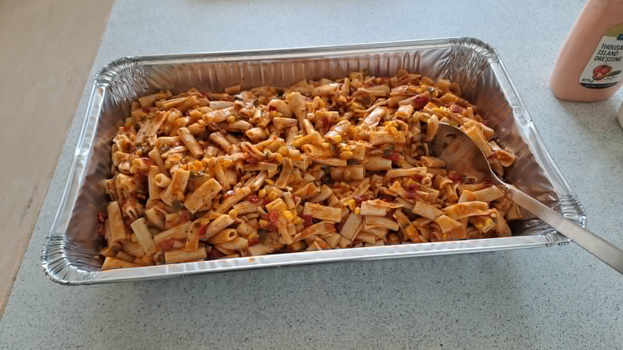 Pastasalat i foliebakke